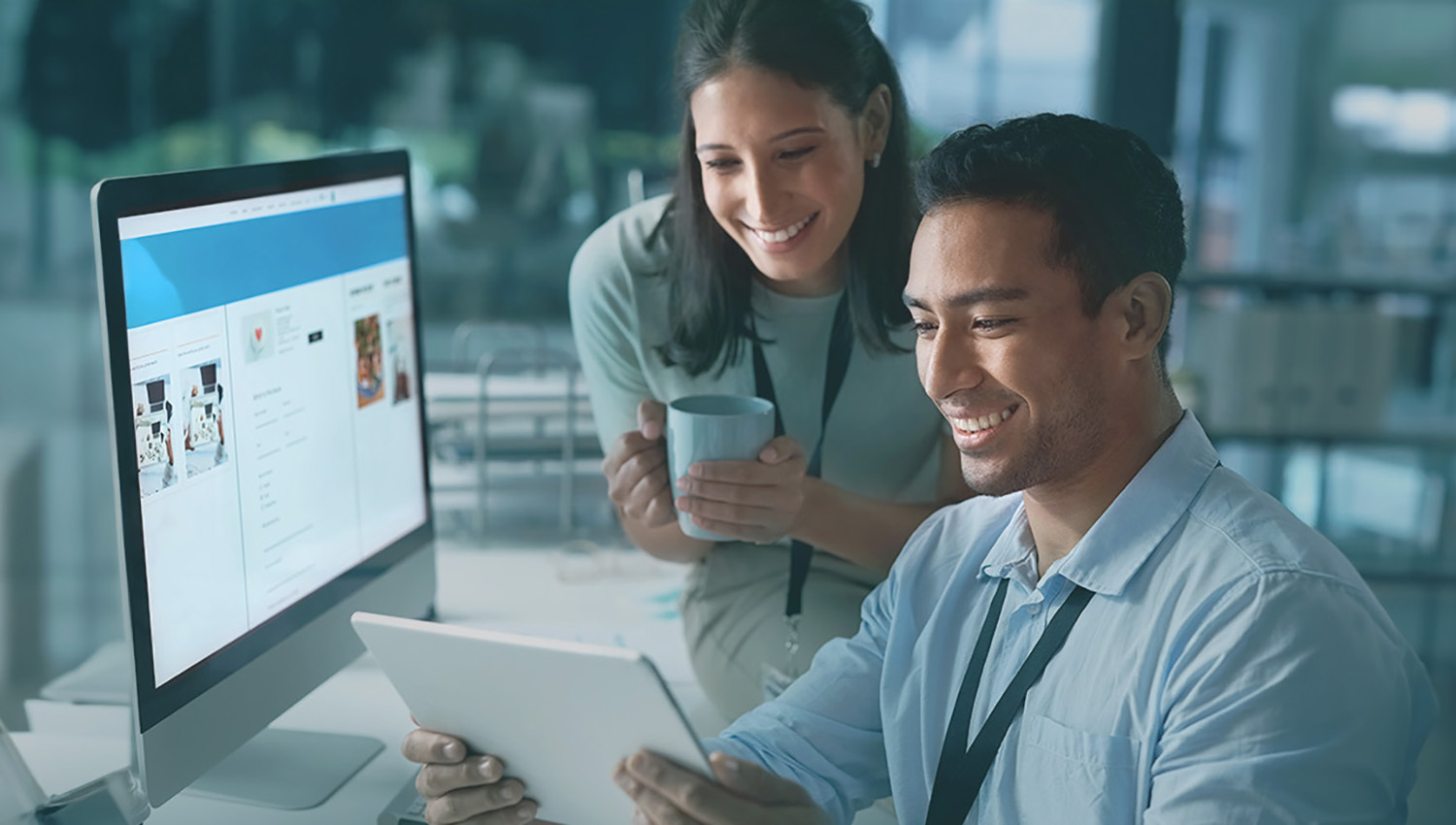 Employés collaborant sur un projet.