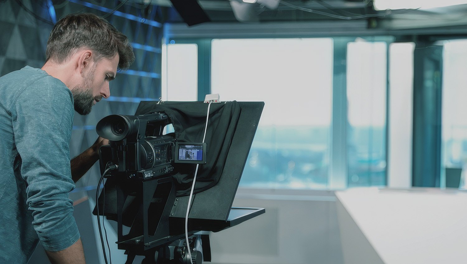 Caméraman filmant une production vidéo dans un studio professionnel.