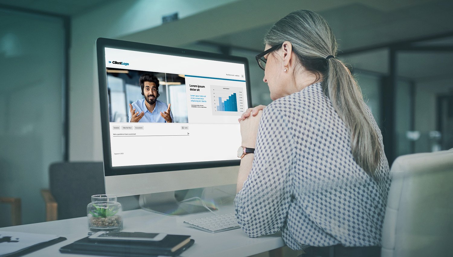 Professionnelle participant à une webdiffusion depuis son poste de travail.